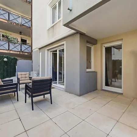 Апартаменты Avec Grande Terrasse Emplacement Central, Calme Et Recherche A