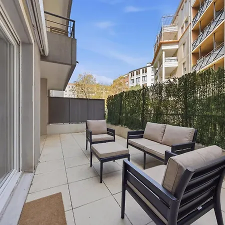 Avec Grande Terrasse Emplacement Central, Calme Et Recherche A Апартаменты *